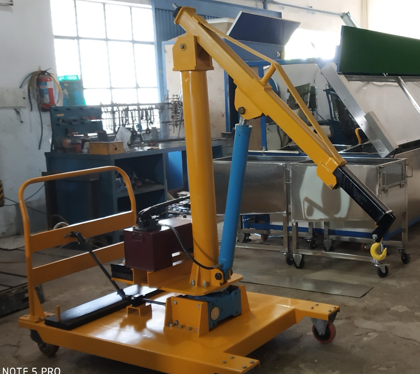 Mobile floor crane