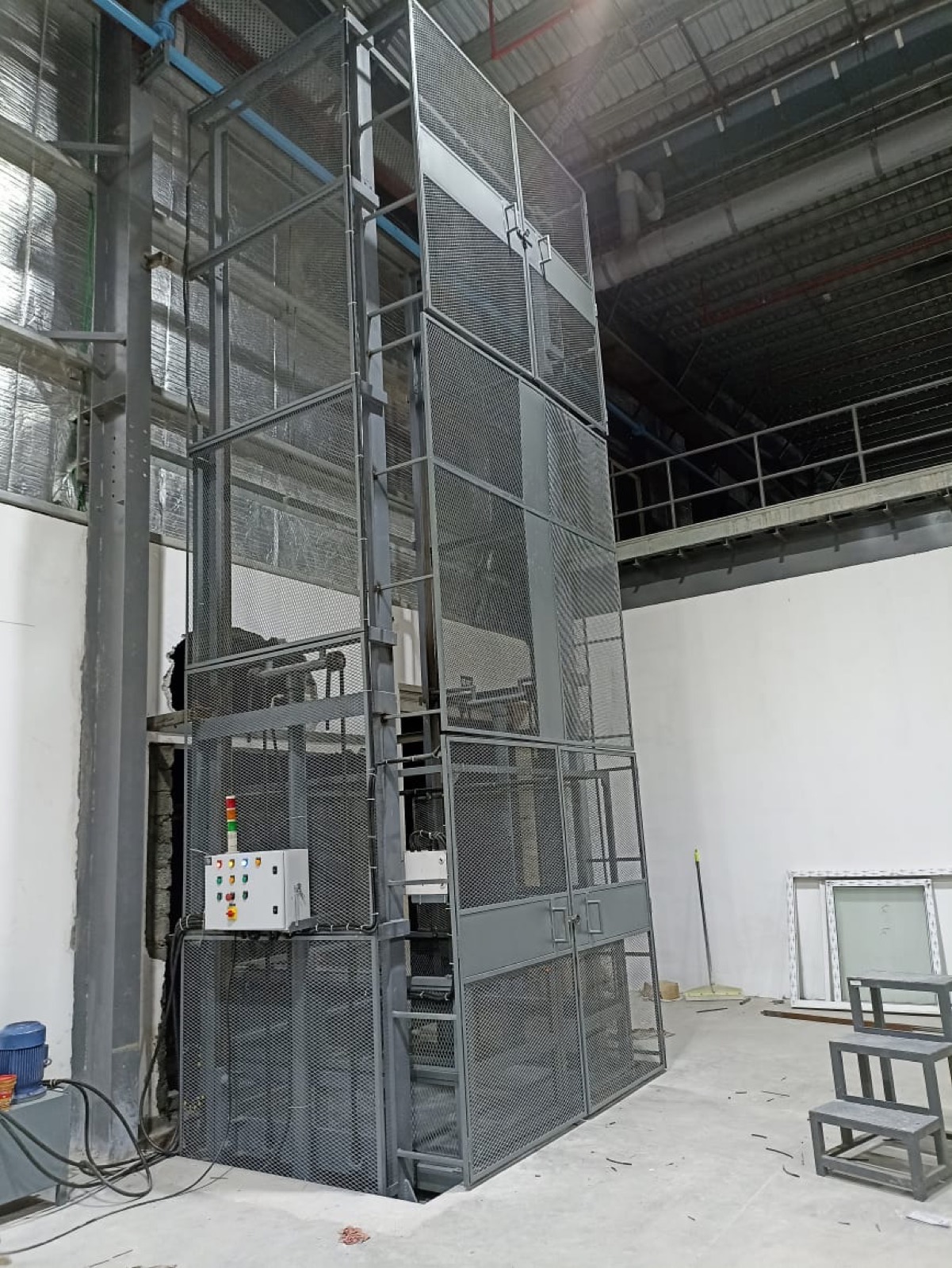 Goods / freight elevator
