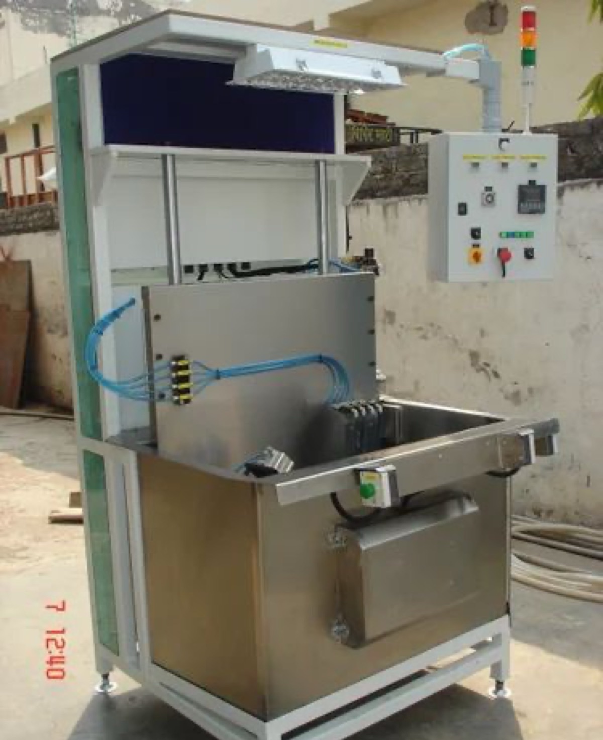 Leak testing machine